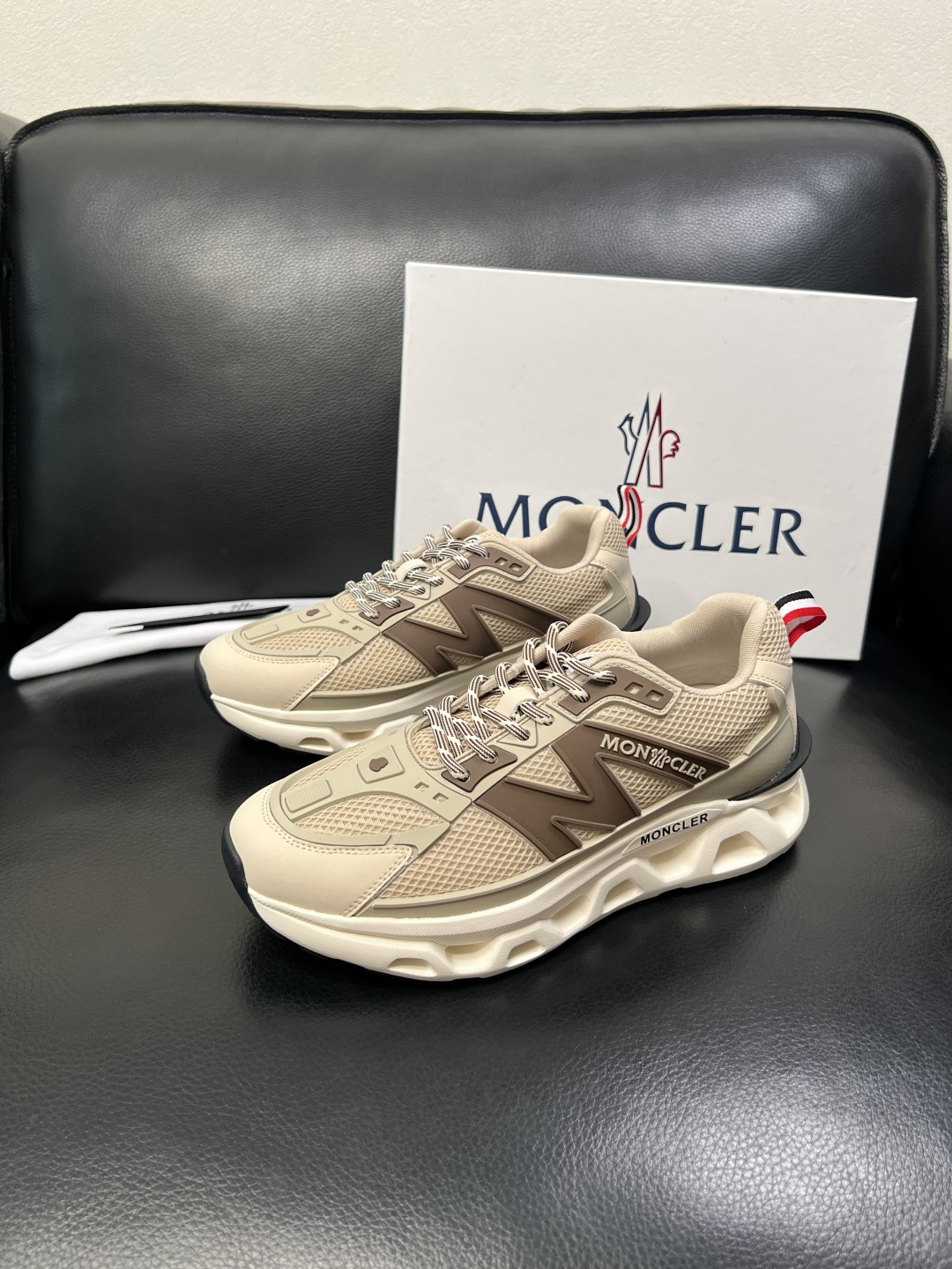 MONCLER  高品质  顶级工艺品   蒙口 新品专柜新款，原厂配置意大利进口牛皮搭配面料，高品质复