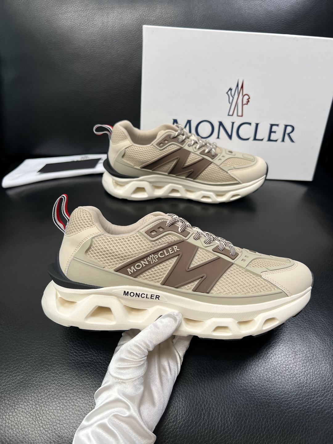 MONCLER  高品质  顶级工艺品   蒙口 新品专柜新款，原厂配置意大利进口牛皮搭配面料，高品质复