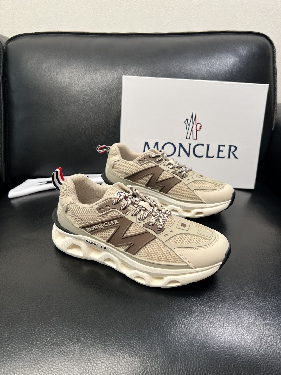 MONCLER  高品质  顶级工艺品   蒙口 新品专柜新款，原厂配置意大利进口牛皮搭配面料，高品质复