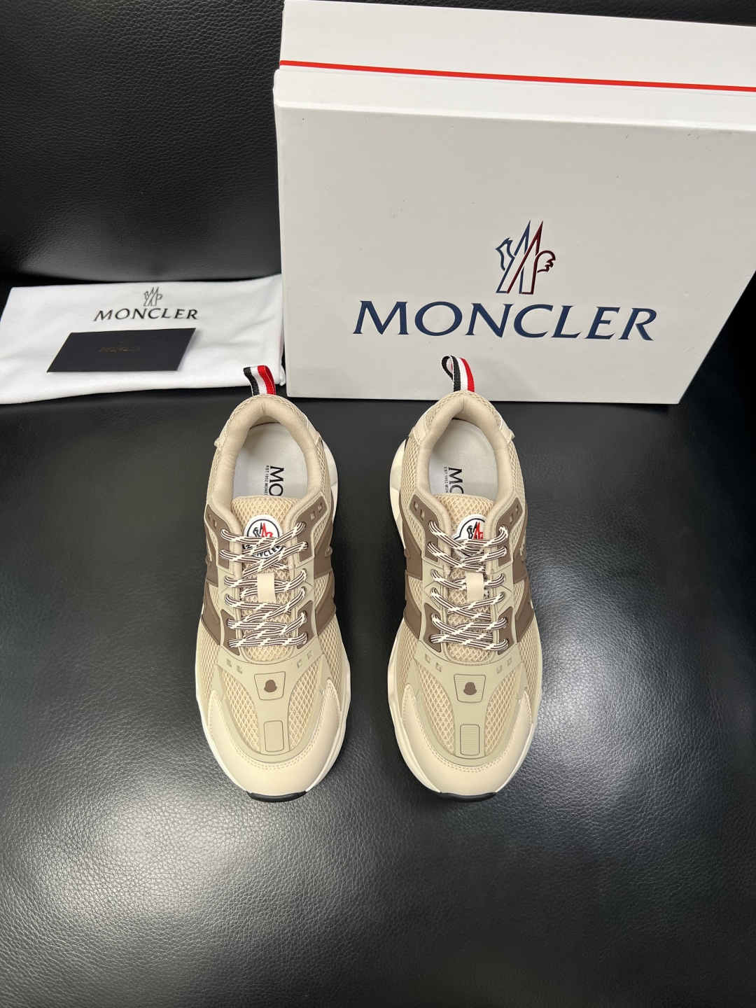 MONCLER  高品质  顶级工艺品   蒙口 新品专柜新款，原厂配置意大利进口牛皮搭配面料，高品质复