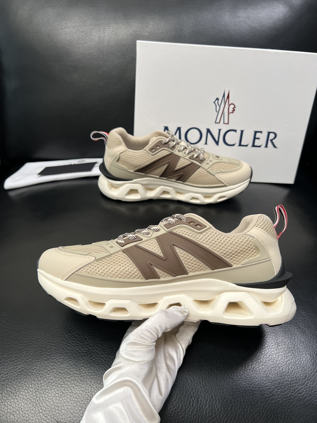 MONCLER  高品质  顶级工艺品   蒙口 新品专柜新款，原厂配置意大利进口牛皮搭配面料，高品质复