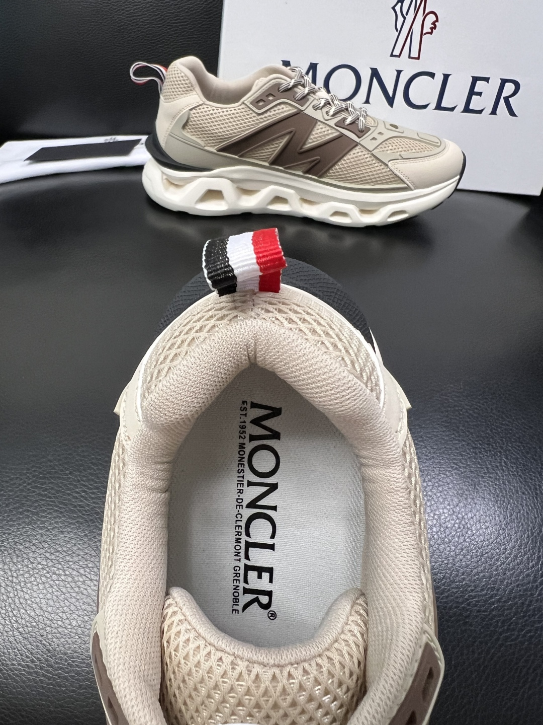MONCLER  高品质  顶级工艺品   蒙口 新品专柜新款，原厂配置意大利进口牛皮搭配面料，高品质复