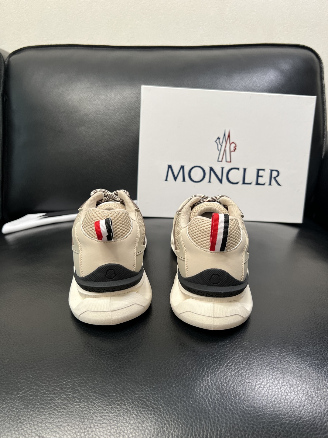 MONCLER  高品质  顶级工艺品   蒙口 新品专柜新款，原厂配置意大利进口牛皮搭配面料，高品质复