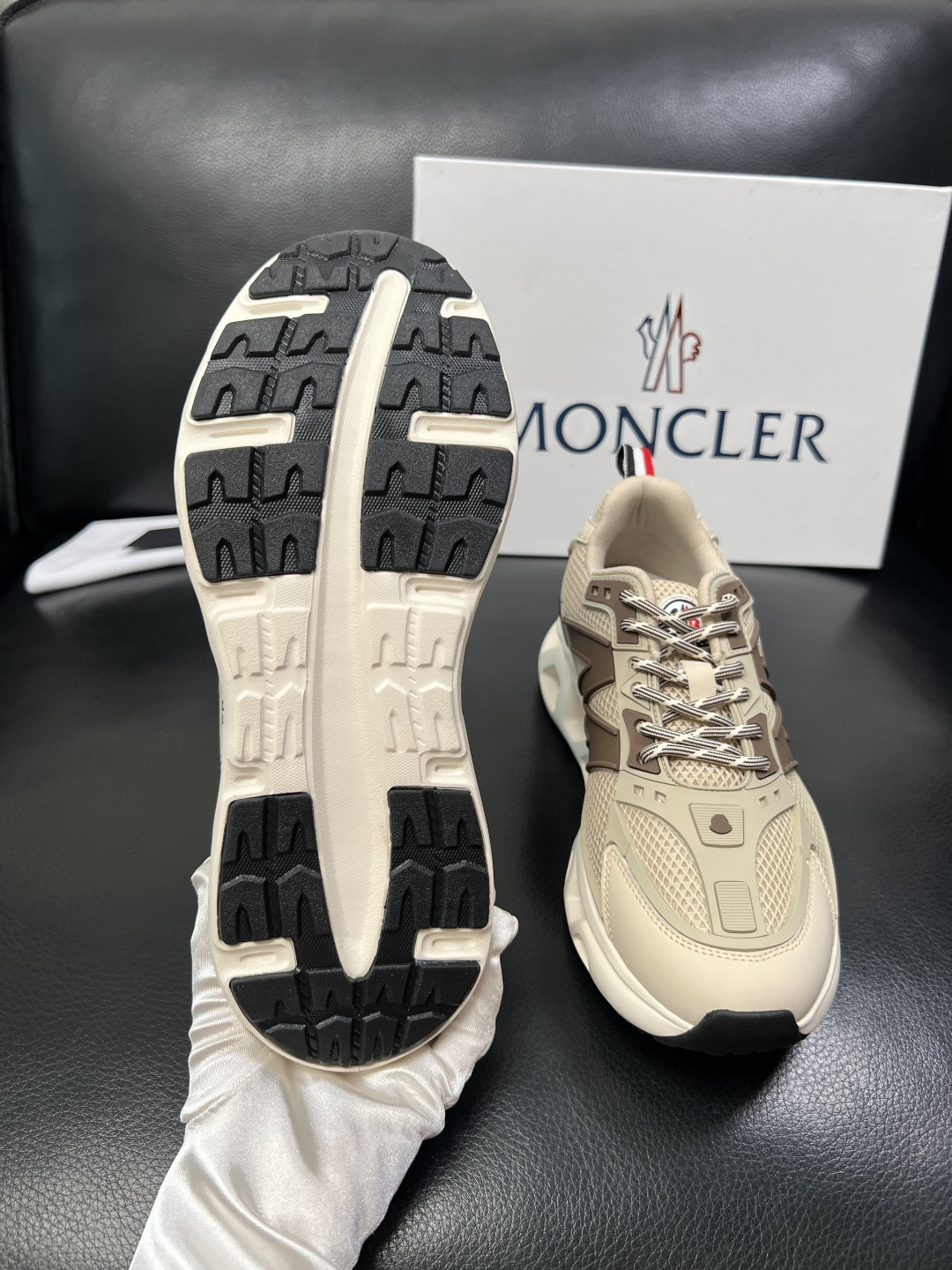 MONCLER  高品质  顶级工艺品   蒙口 新品专柜新款，原厂配置意大利进口牛皮搭配面料，高品质复
