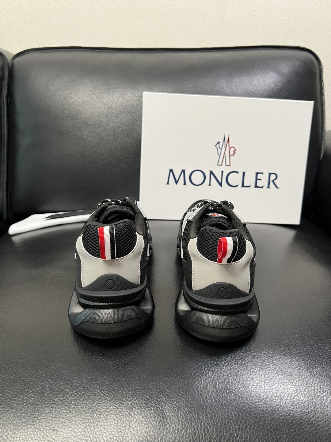 MONCLER  高品质  顶级工艺品   蒙口 新品专柜新款，原厂配置意大利进口牛皮搭配面料，高品质复