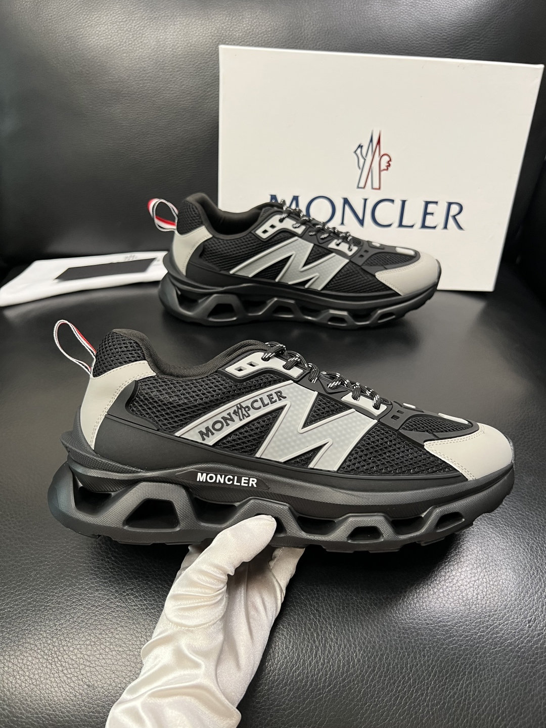 MONCLER  高品质  顶级工艺品   蒙口 新品专柜新款，原厂配置意大利进口牛皮搭配面料，高品质复