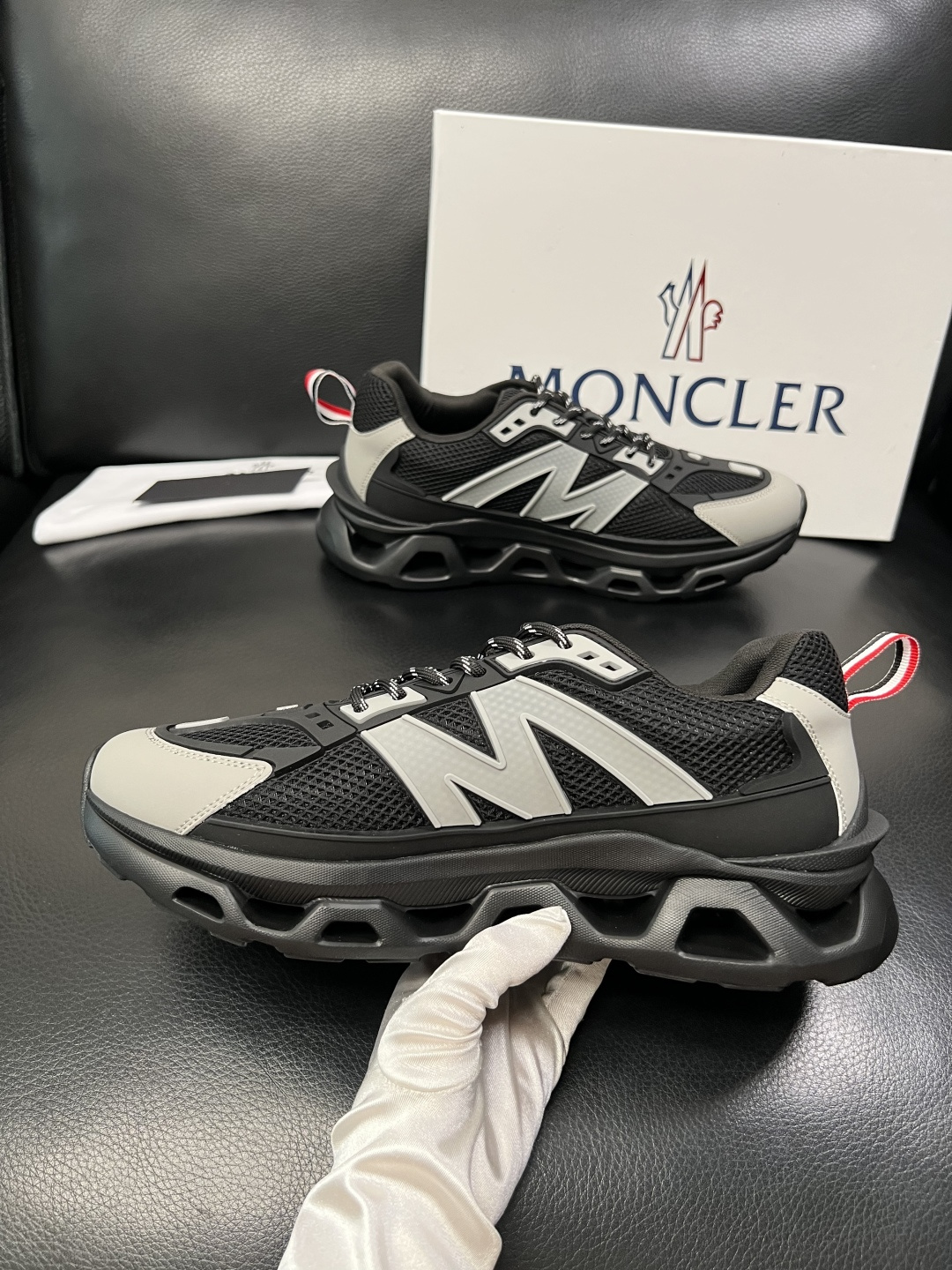 MONCLER  高品质  顶级工艺品   蒙口 新品专柜新款，原厂配置意大利进口牛皮搭配面料，高品质复