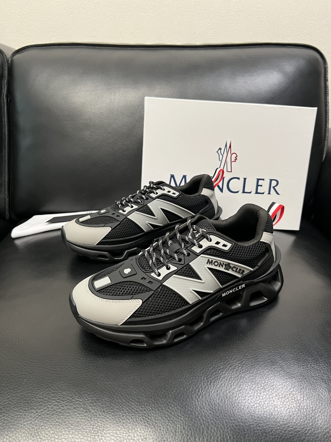 MONCLER  高品质  顶级工艺品   蒙口 新品专柜新款，原厂配置意大利进口牛皮搭配面料，高品质复