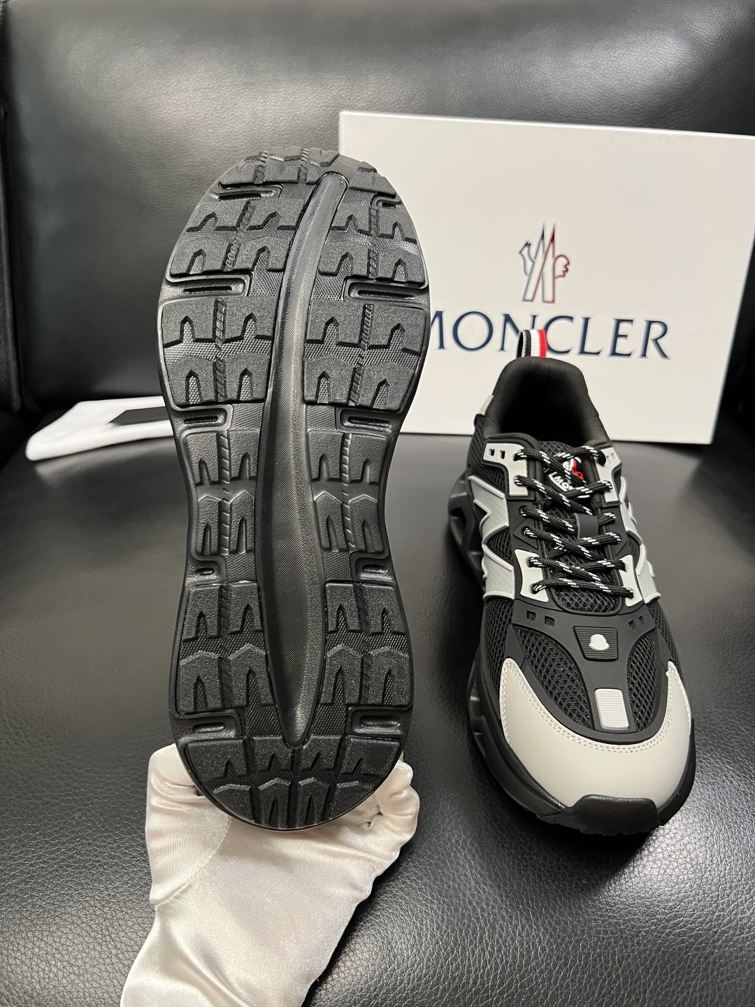 MONCLER  高品质  顶级工艺品   蒙口 新品专柜新款，原厂配置意大利进口牛皮搭配面料，高品质复
