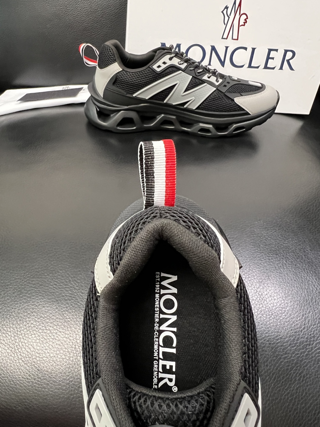 MONCLER  高品质  顶级工艺品   蒙口 新品专柜新款，原厂配置意大利进口牛皮搭配面料，高品质复