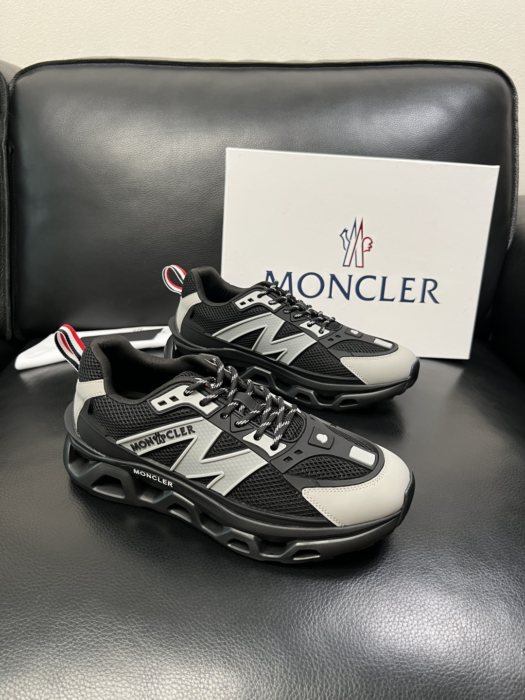 NO:783627,MONCLER high-quality top handicraft mouthpiece, new product counter, original factory configuration with Italian imported cowhide and fabrics, high-quality complex splicing process, imported water-dyed cowhide lining, breathable and comfortable, original soles specially provided by the factory, super comfortable, original factory order code number 39-44 (customized 38 45), Moncler, cowhide19860909MONCLER 高品质 顶级工艺品蒙口 新品专柜新款,原厂配置意大利进口牛皮搭配面料,高品质复杂拼接工艺,进口水染牛皮内里垫透气舒适 鞋底原厂特供原版底超级舒适,原厂跟单货 码数 39-44（订做 38 45）,,Moncler,cowhide,Men's shoes