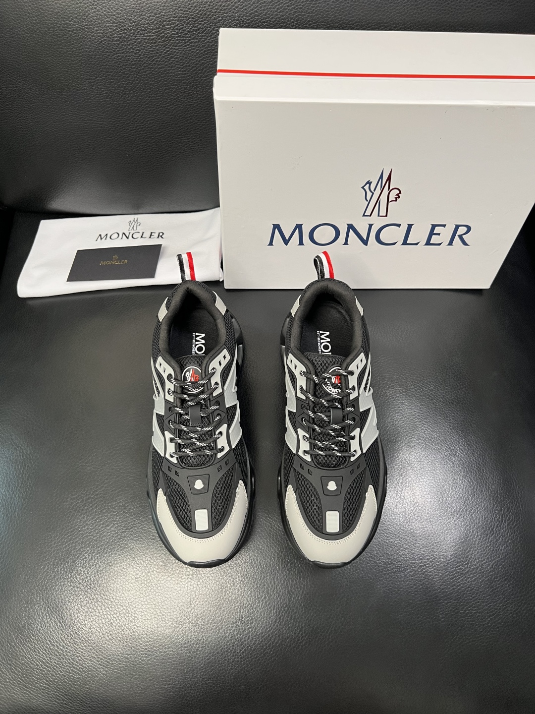 MONCLER  高品质  顶级工艺品   蒙口 新品专柜新款，原厂配置意大利进口牛皮搭配面料，高品质复