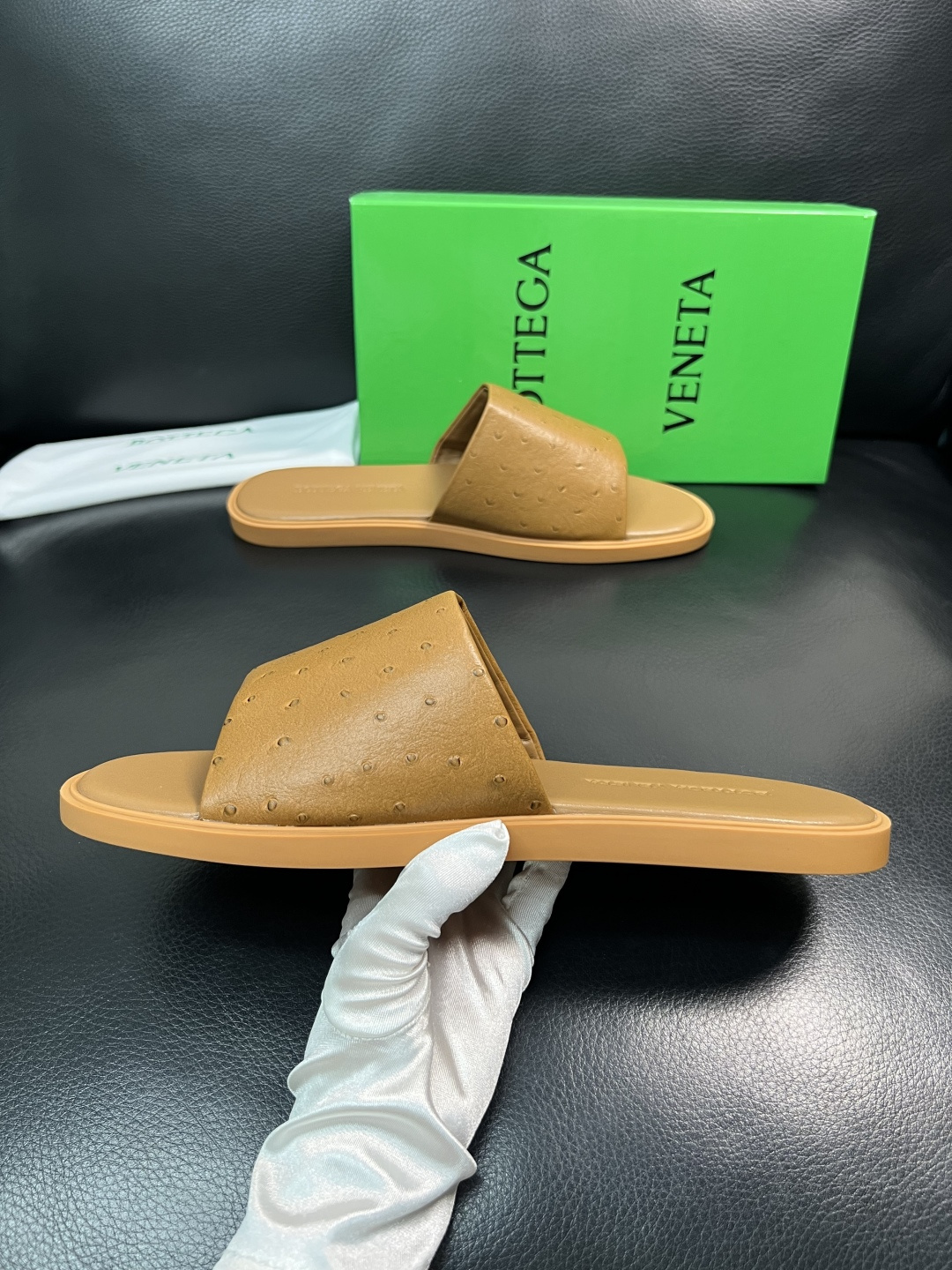 BOTTEGA  VENETA  高品质  顶级工艺品    葆蝶家 拖鞋专柜同步，鞋面意大利进口牛皮面