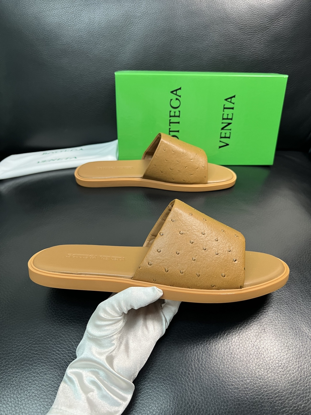 BOTTEGA  VENETA  高品质  顶级工艺品    葆蝶家 拖鞋专柜同步，鞋面意大利进口牛皮面