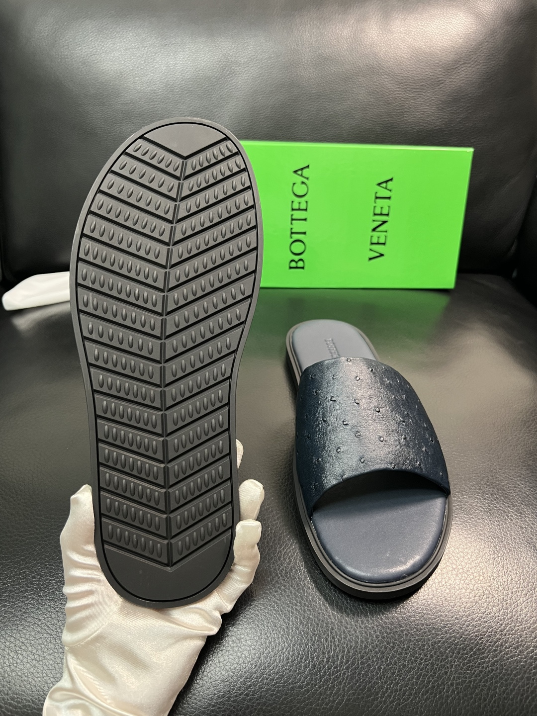 BOTTEGA  VENETA  高品质  顶级工艺品    葆蝶家 拖鞋专柜同步，鞋面意大利进口牛皮面