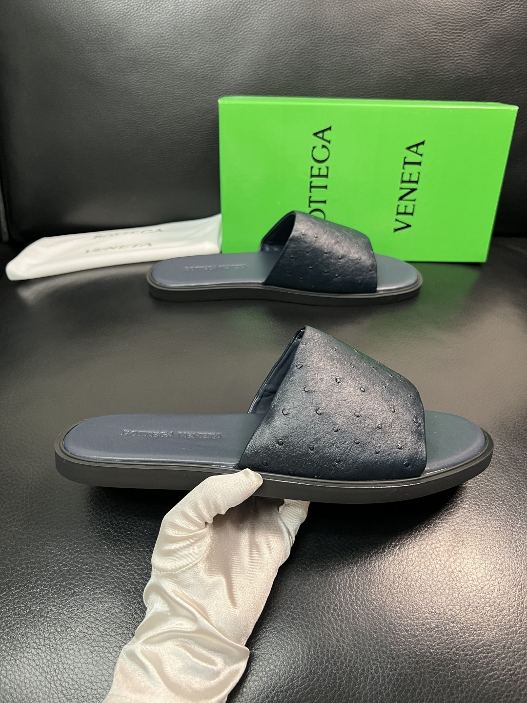 BOTTEGA  VENETA  高品质  顶级工艺品    葆蝶家 拖鞋专柜同步，鞋面意大利进口牛皮面