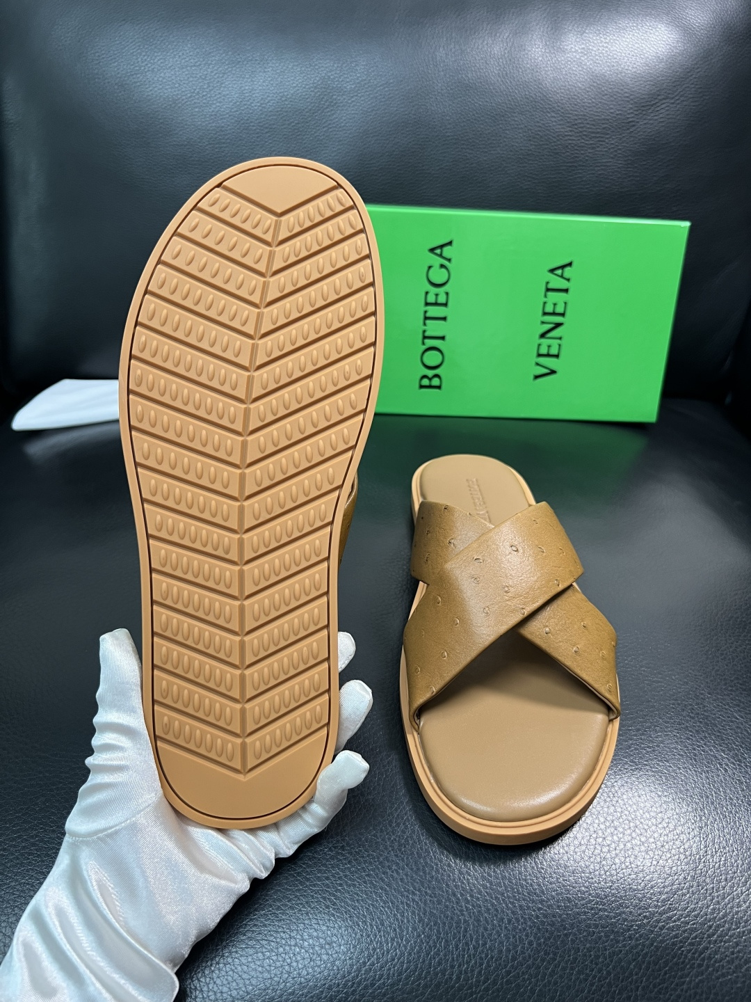 BOTTEGA  VENETA  高品质  顶级工艺品    葆蝶家 拖鞋专柜同步，鞋面意大利进口牛皮面