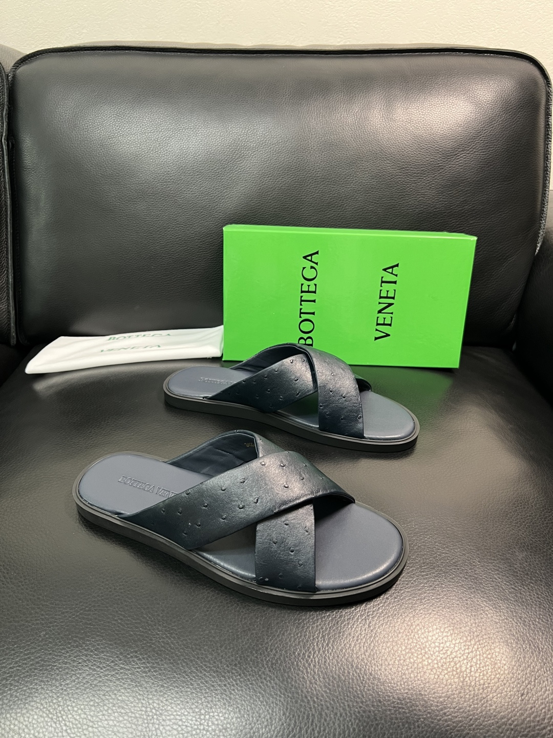 NO:783631,BOTTEGA VENETA High-quality top crafts BOTTEGA slippers counter synchronized, uppers are made of cowhide fabric imported from Italy, breathable cowhide lining is comfortable, original soles are specially provided by the original factory, exclusive movable molded soles are super comfortable, original factory follow-up goods, code number 39-44 (order 38 45),,bottega veneta,bottega veneta,slippers,cowhide19860909BOTTEGA VENETA 高品质 顶级工艺品 葆蝶家 拖鞋专柜同步,鞋面意大利进口牛皮面料,透气牛皮内里舒适,鞋底原厂特供原版底,独家活动成型底超级舒适,原厂跟单货,码数 39-44（订 38 45 ),,bottega veneta,bottega veneta,slippers,cowhide,Men's shoes