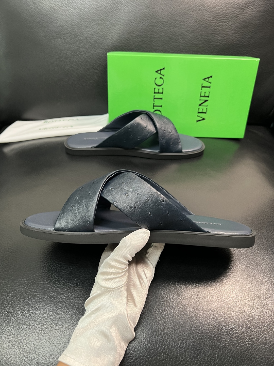 BOTTEGA  VENETA  高品质  顶级工艺品    葆蝶家 拖鞋专柜同步，鞋面意大利进口牛皮面