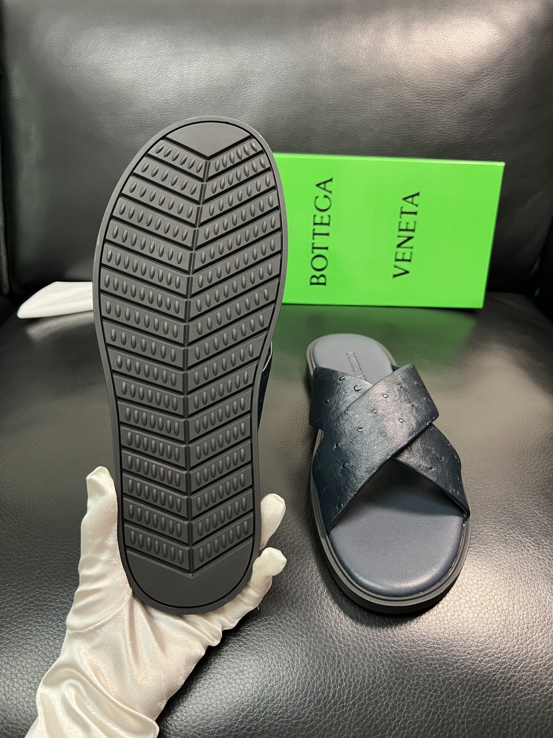 BOTTEGA  VENETA  高品质  顶级工艺品    葆蝶家 拖鞋专柜同步，鞋面意大利进口牛皮面