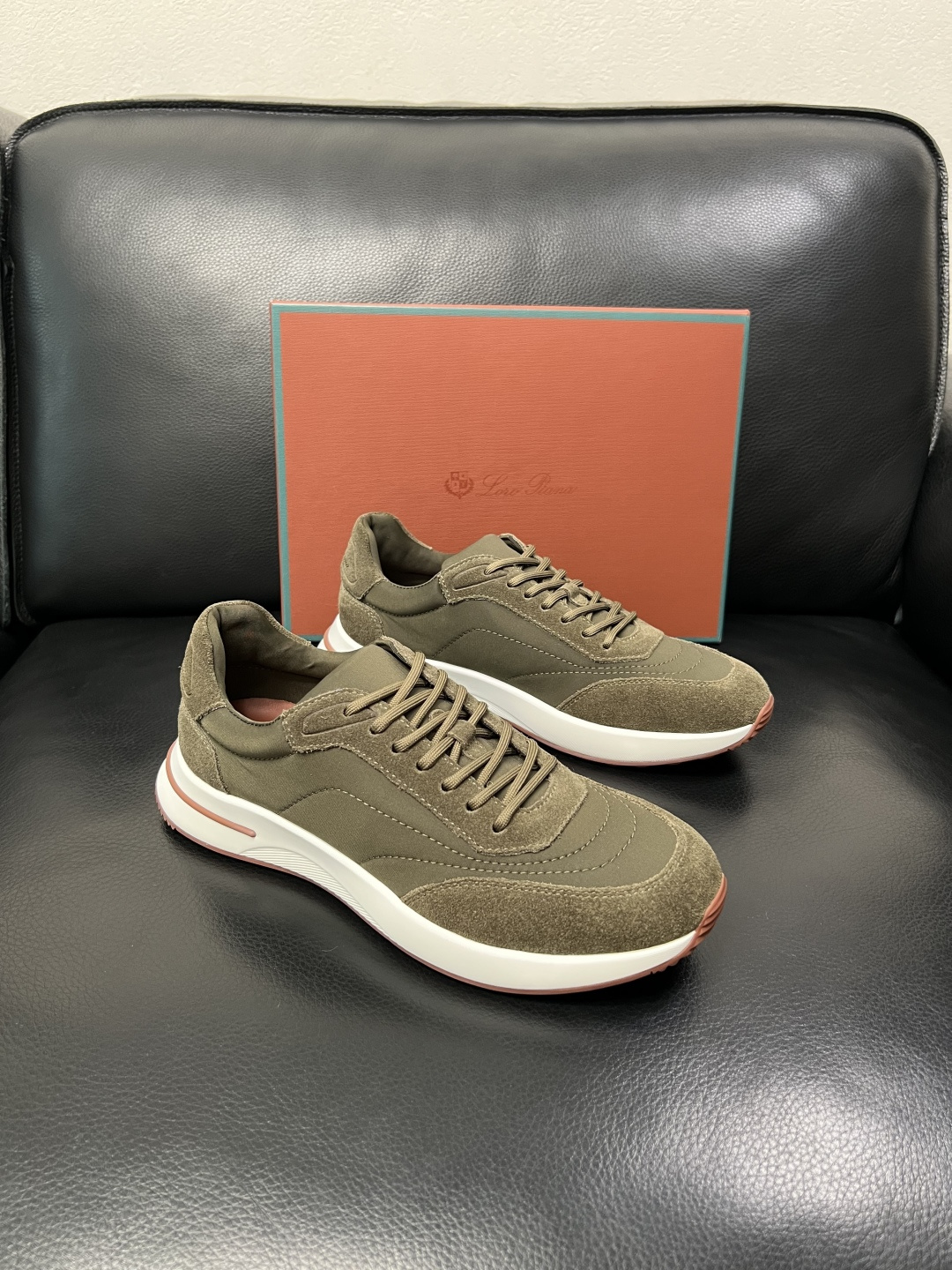 NO:783637,Loro piana is a high-quality top handicraft. The new product counter is equipped with the original factory. The upper is imported cowhide fabric from Italy. High-quality splicing technology. The sole is specially provided by the original factory. The exclusive movable molded sole is super comfortable. The original factory and single goods are welcome to compare. The code number is 39-44 (order 38 45 46), loro piana, cowhide19860909Loro piana 高品质 顶级工艺品 诺悠翩雅 新品专柜同步原厂配置,鞋面意大利进口牛皮面料,高品质拼接工艺,鞋底原厂特供原版底,独家活动成型底超级舒适,原厂跟单货,欢迎对比,码数 39-44（ 订 38 45 46）,,loro piana,cowhide,Men's shoes