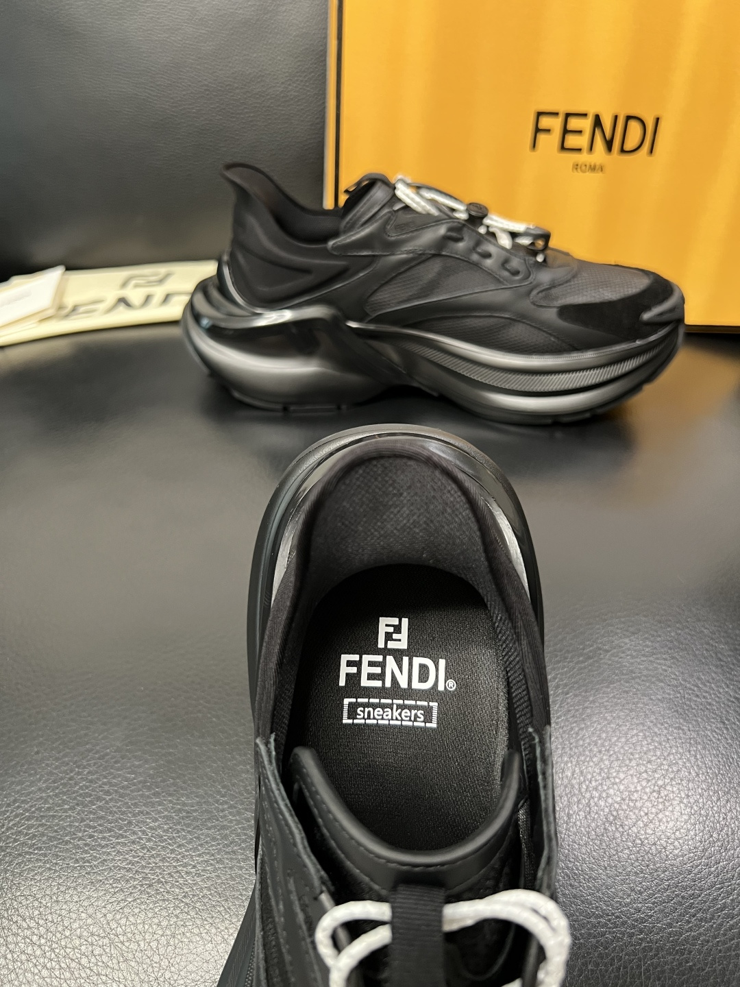 FENDI  高品质  顶级工艺品，芬迪  专柜同步，原厂配置意大利进口牛皮面料，进口牛皮内里垫，透气舒