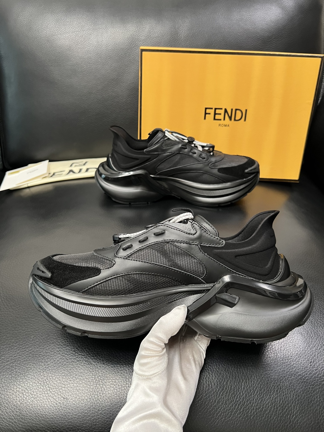 FENDI  高品质  顶级工艺品，芬迪  专柜同步，原厂配置意大利进口牛皮面料，进口牛皮内里垫，透气舒