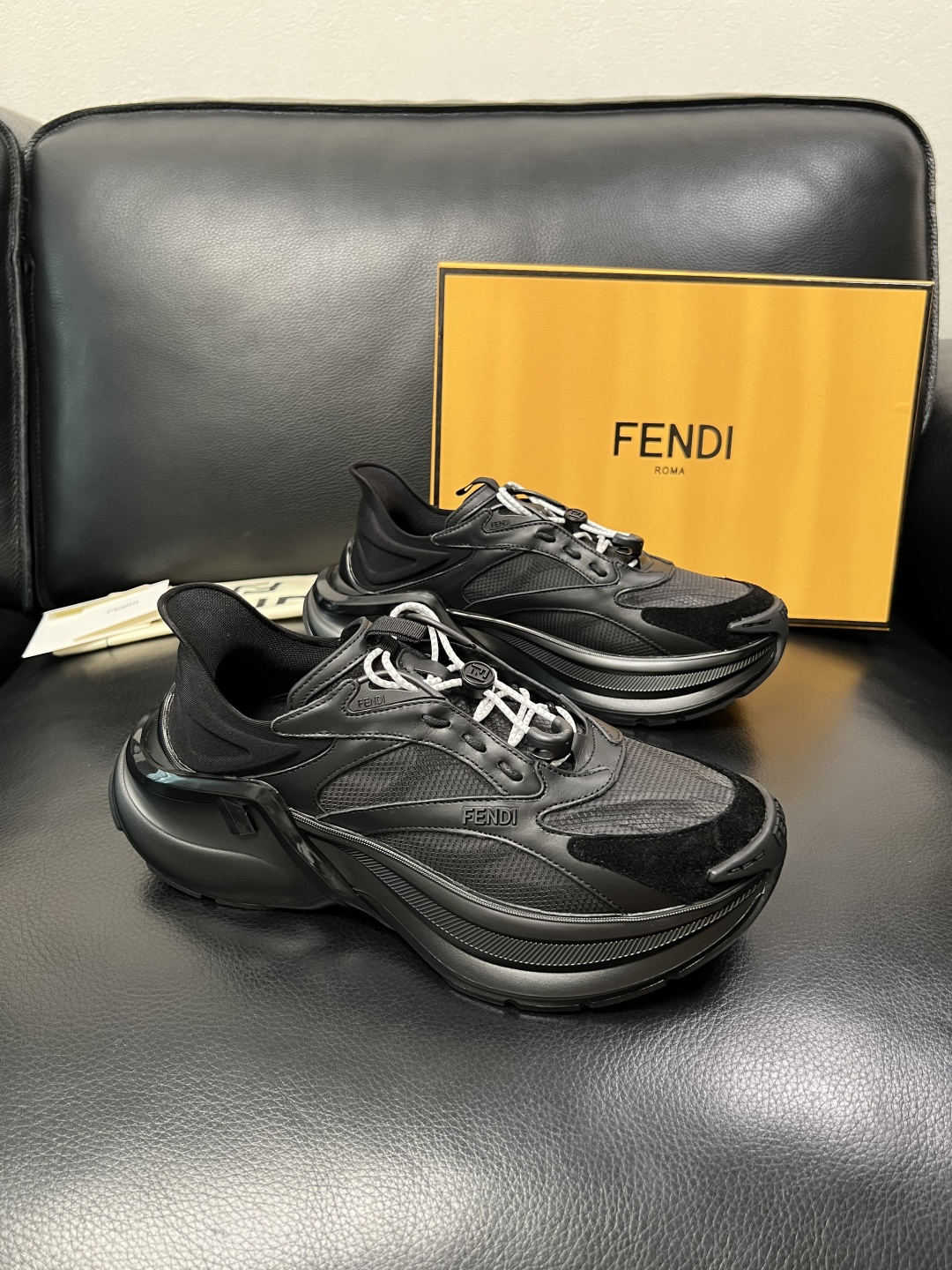 FENDI  高品质  顶级工艺品，芬迪  专柜同步，原厂配置意大利进口牛皮面料，进口牛皮内里垫，透气舒