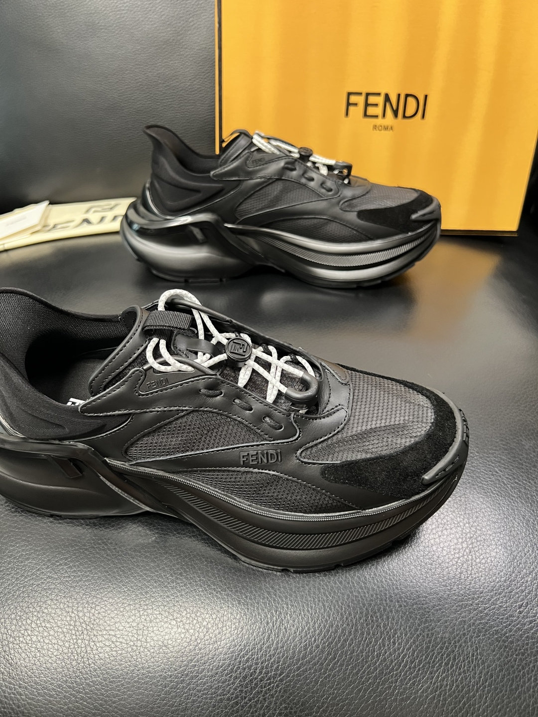 FENDI  高品质  顶级工艺品，芬迪  专柜同步，原厂配置意大利进口牛皮面料，进口牛皮内里垫，透气舒