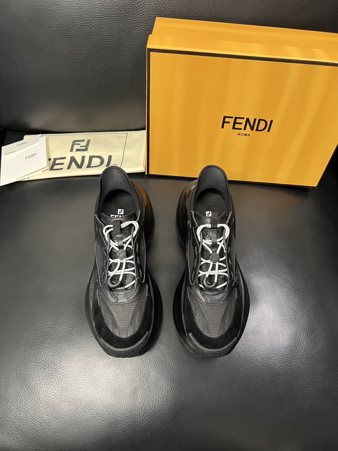 FENDI  高品质  顶级工艺品，芬迪  专柜同步，原厂配置意大利进口牛皮面料，进口牛皮内里垫，透气舒