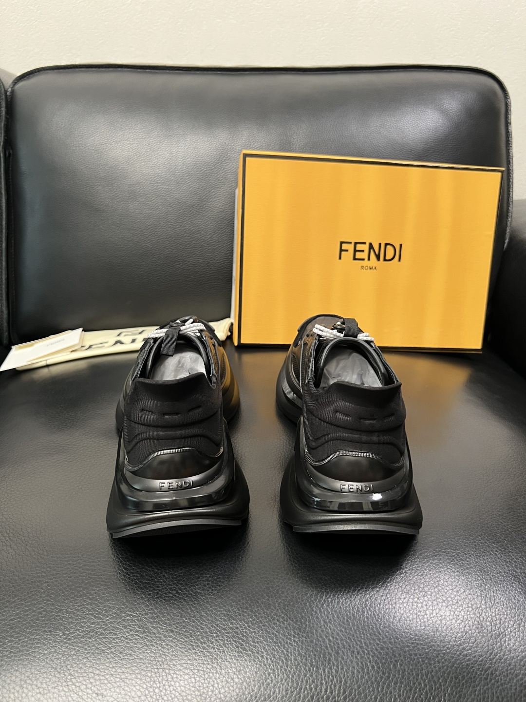 FENDI  高品质  顶级工艺品，芬迪  专柜同步，原厂配置意大利进口牛皮面料，进口牛皮内里垫，透气舒