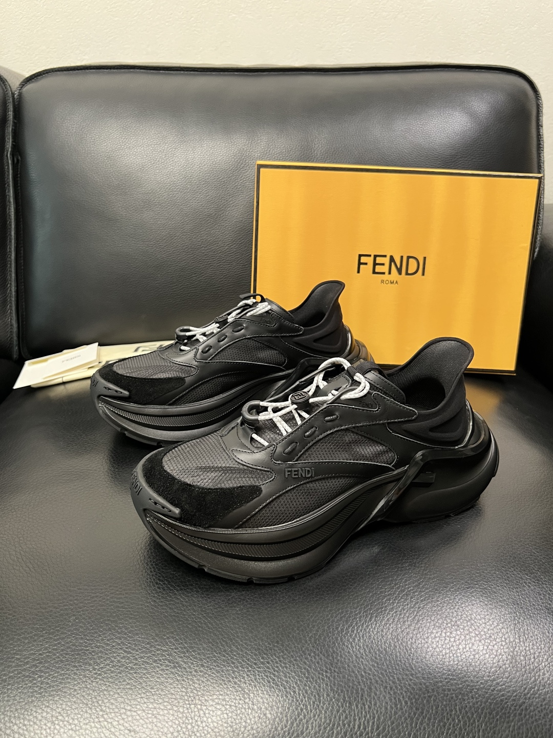 FENDI  高品质  顶级工艺品，芬迪  专柜同步，原厂配置意大利进口牛皮面料，进口牛皮内里垫，透气舒