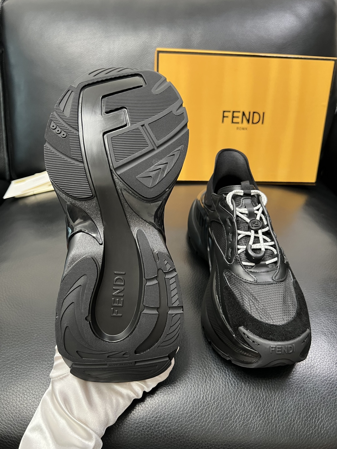 FENDI  高品质  顶级工艺品，芬迪  专柜同步，原厂配置意大利进口牛皮面料，进口牛皮内里垫，透气舒