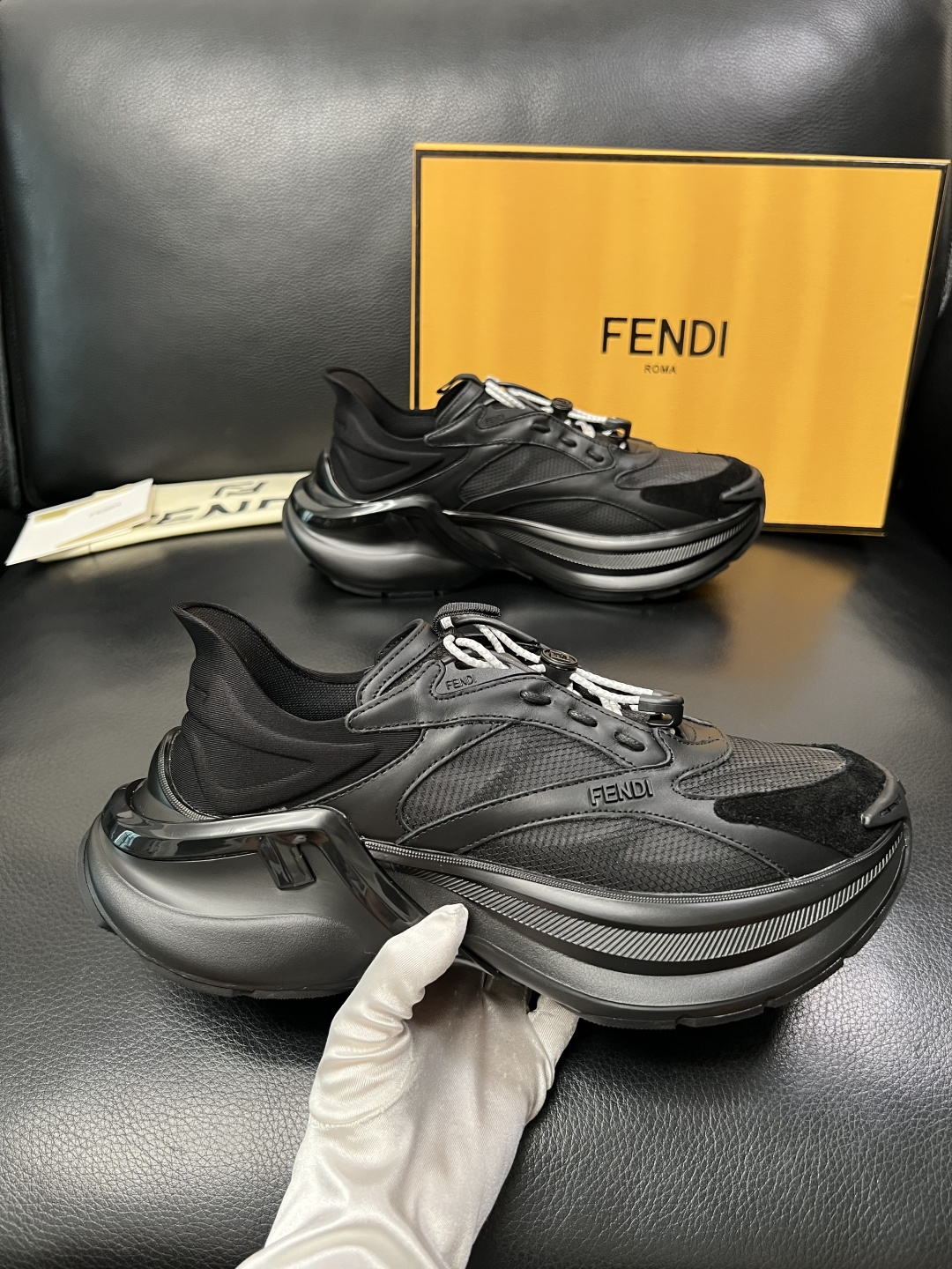 FENDI  高品质  顶级工艺品，芬迪  专柜同步，原厂配置意大利进口牛皮面料，进口牛皮内里垫，透气舒