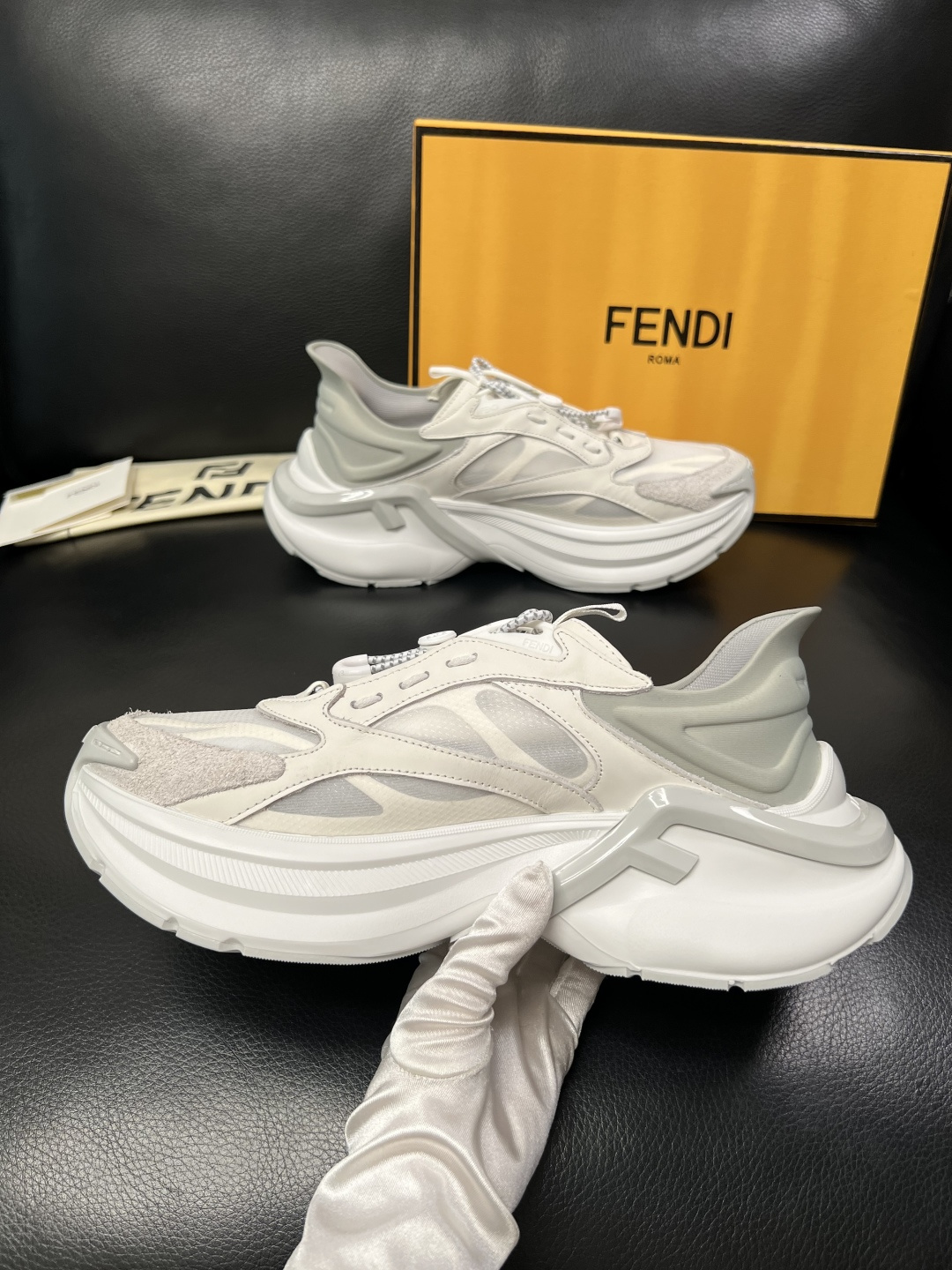 FENDI  高品质  顶级工艺品，芬迪  专柜同步，原厂配置意大利进口牛皮面料，进口牛皮内里垫，透气舒