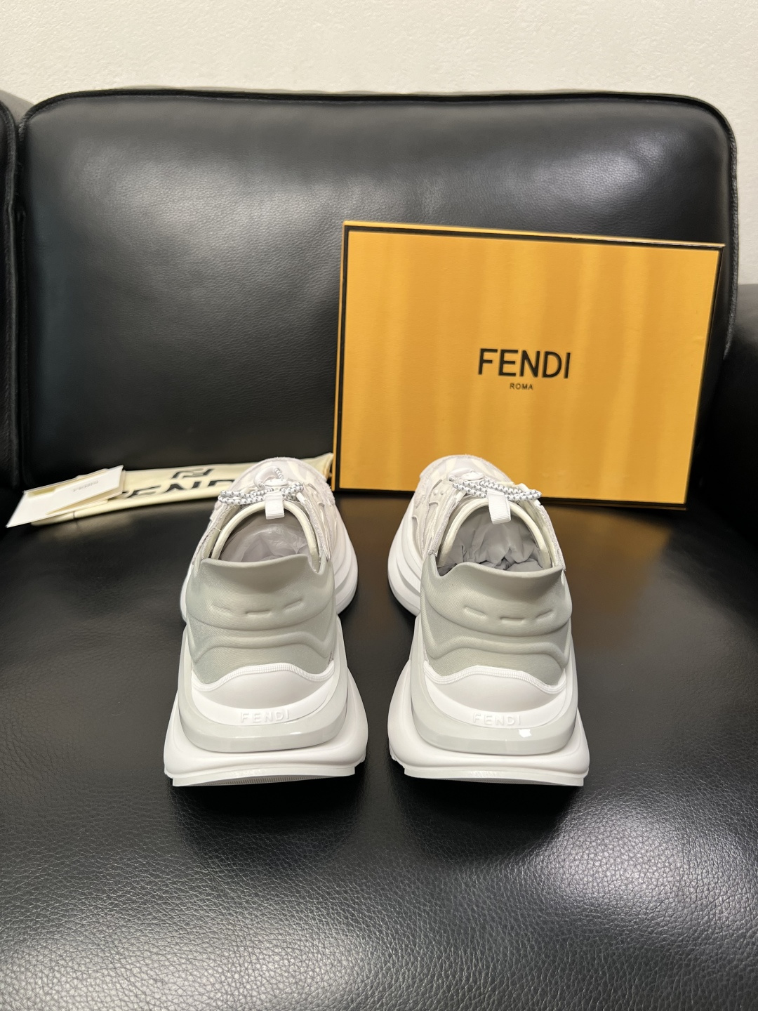 FENDI  高品质  顶级工艺品，芬迪  专柜同步，原厂配置意大利进口牛皮面料，进口牛皮内里垫，透气舒
