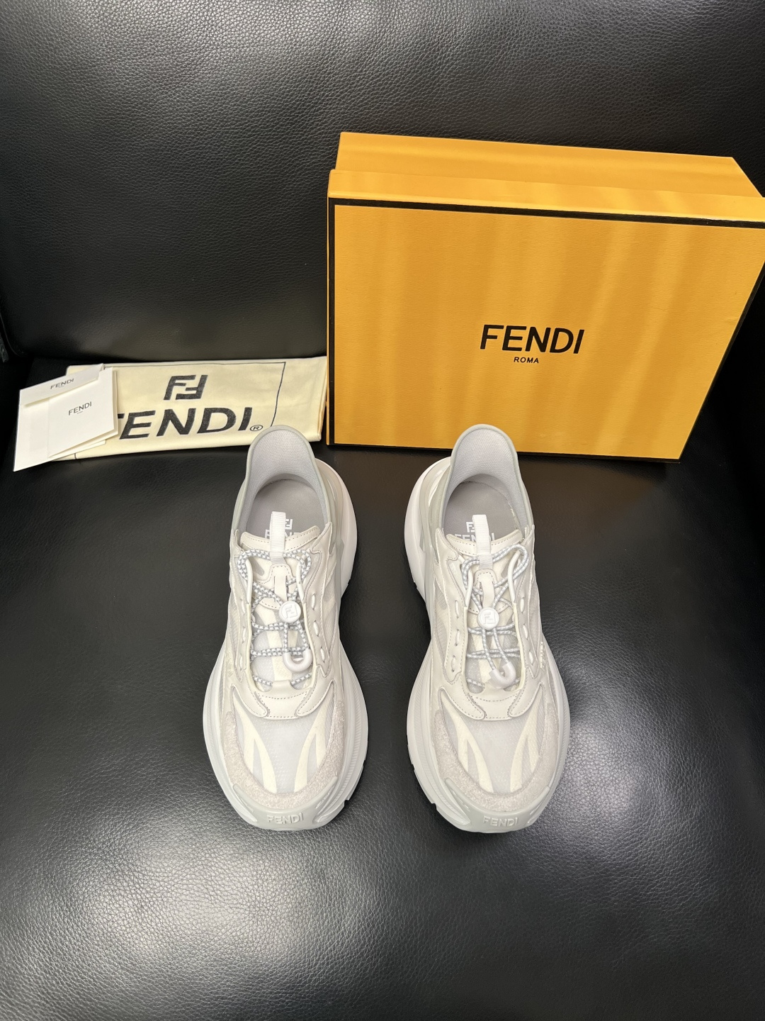 FENDI  高品质  顶级工艺品，芬迪  专柜同步，原厂配置意大利进口牛皮面料，进口牛皮内里垫，透气舒