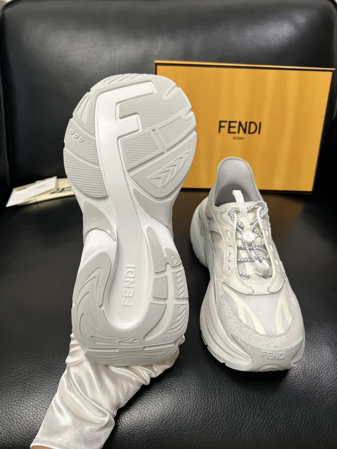 FENDI  高品质  顶级工艺品，芬迪  专柜同步，原厂配置意大利进口牛皮面料，进口牛皮内里垫，透气舒