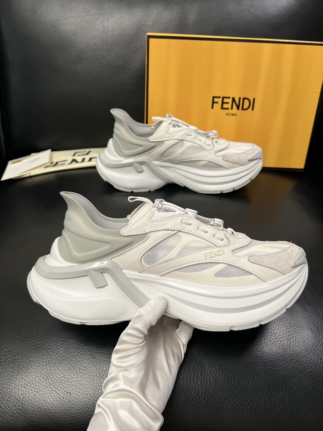 FENDI  高品质  顶级工艺品，芬迪  专柜同步，原厂配置意大利进口牛皮面料，进口牛皮内里垫，透气舒