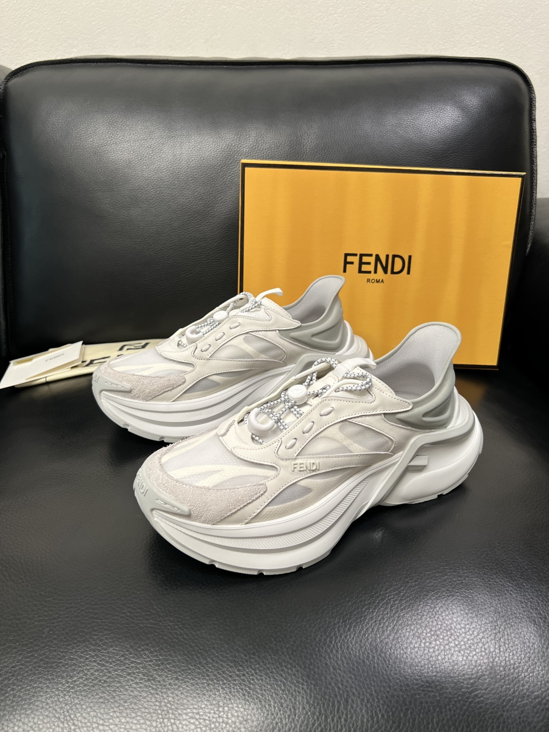 FENDI  高品质  顶级工艺品，芬迪  专柜同步，原厂配置意大利进口牛皮面料，进口牛皮内里垫，透气舒
