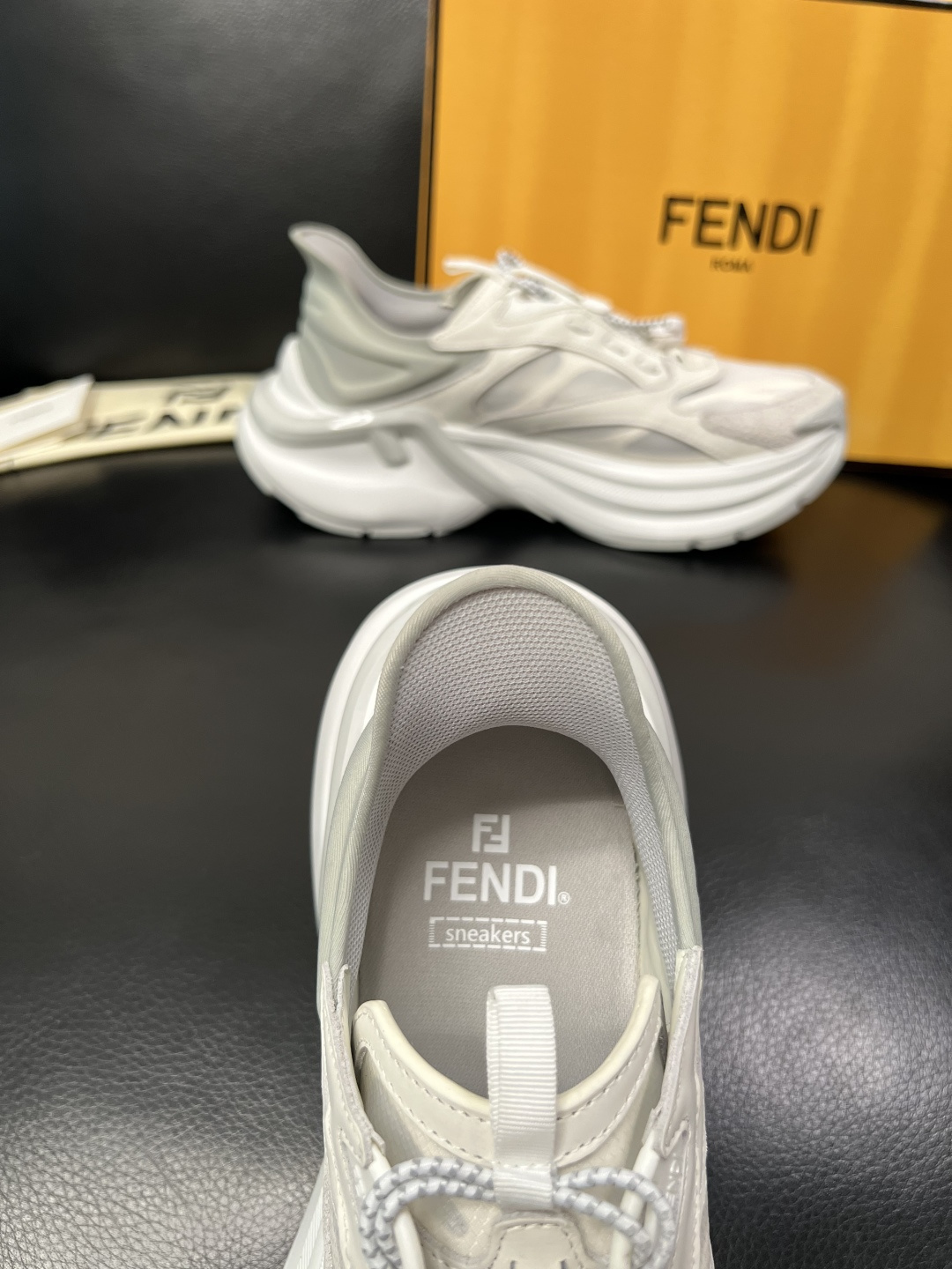 FENDI  高品质  顶级工艺品，芬迪  专柜同步，原厂配置意大利进口牛皮面料，进口牛皮内里垫，透气舒