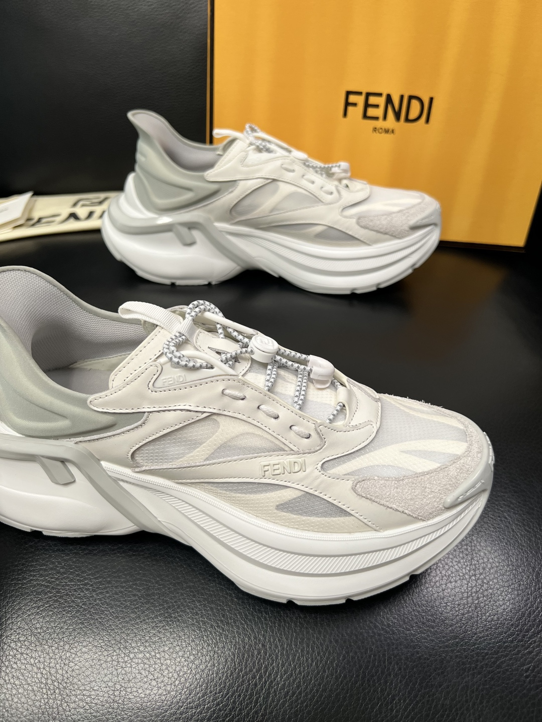 FENDI  高品质  顶级工艺品，芬迪  专柜同步，原厂配置意大利进口牛皮面料，进口牛皮内里垫，透气舒