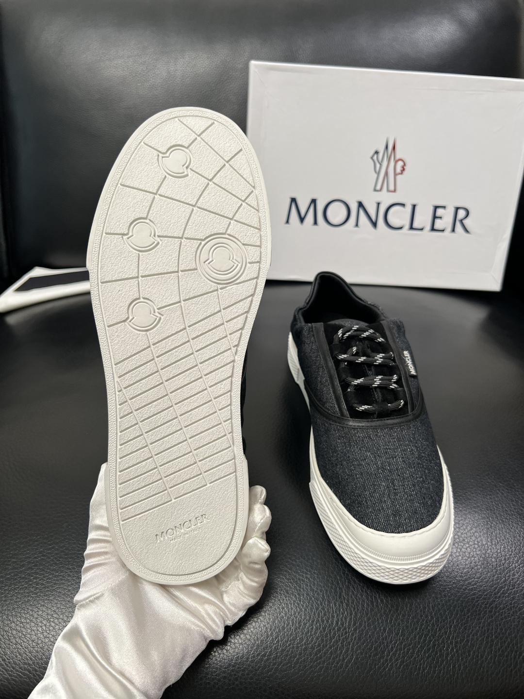 MONCLER  高品质  顶级工艺品   蒙口 新品专柜新款，原厂配置意大利进口牛皮搭配面料，高品质复
