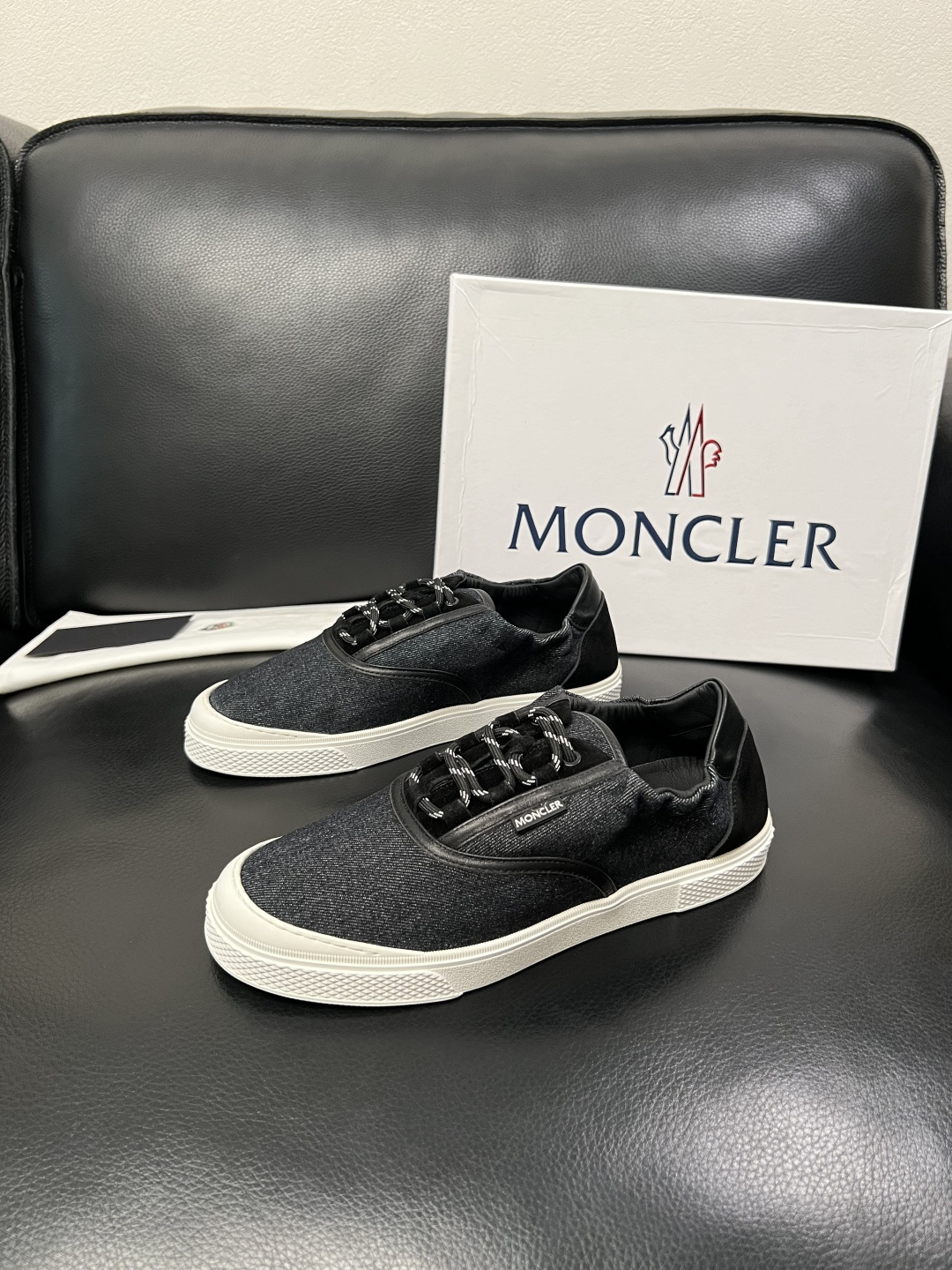 MONCLER  高品质  顶级工艺品   蒙口 新品专柜新款，原厂配置意大利进口牛皮搭配面料，高品质复