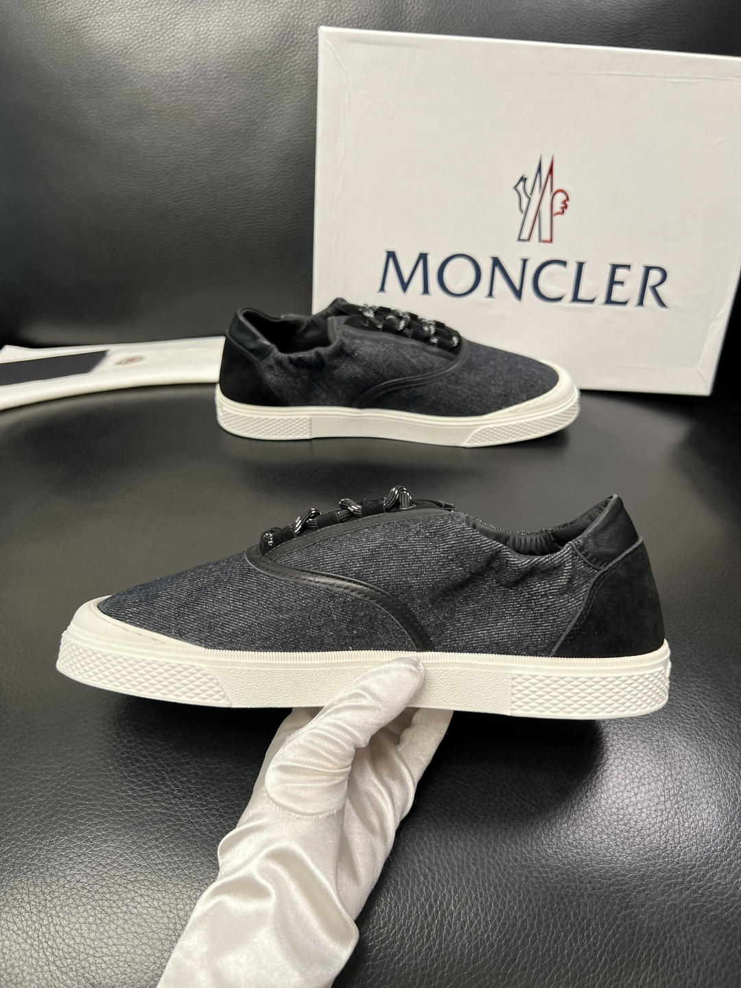 MONCLER  高品质  顶级工艺品   蒙口 新品专柜新款，原厂配置意大利进口牛皮搭配面料，高品质复