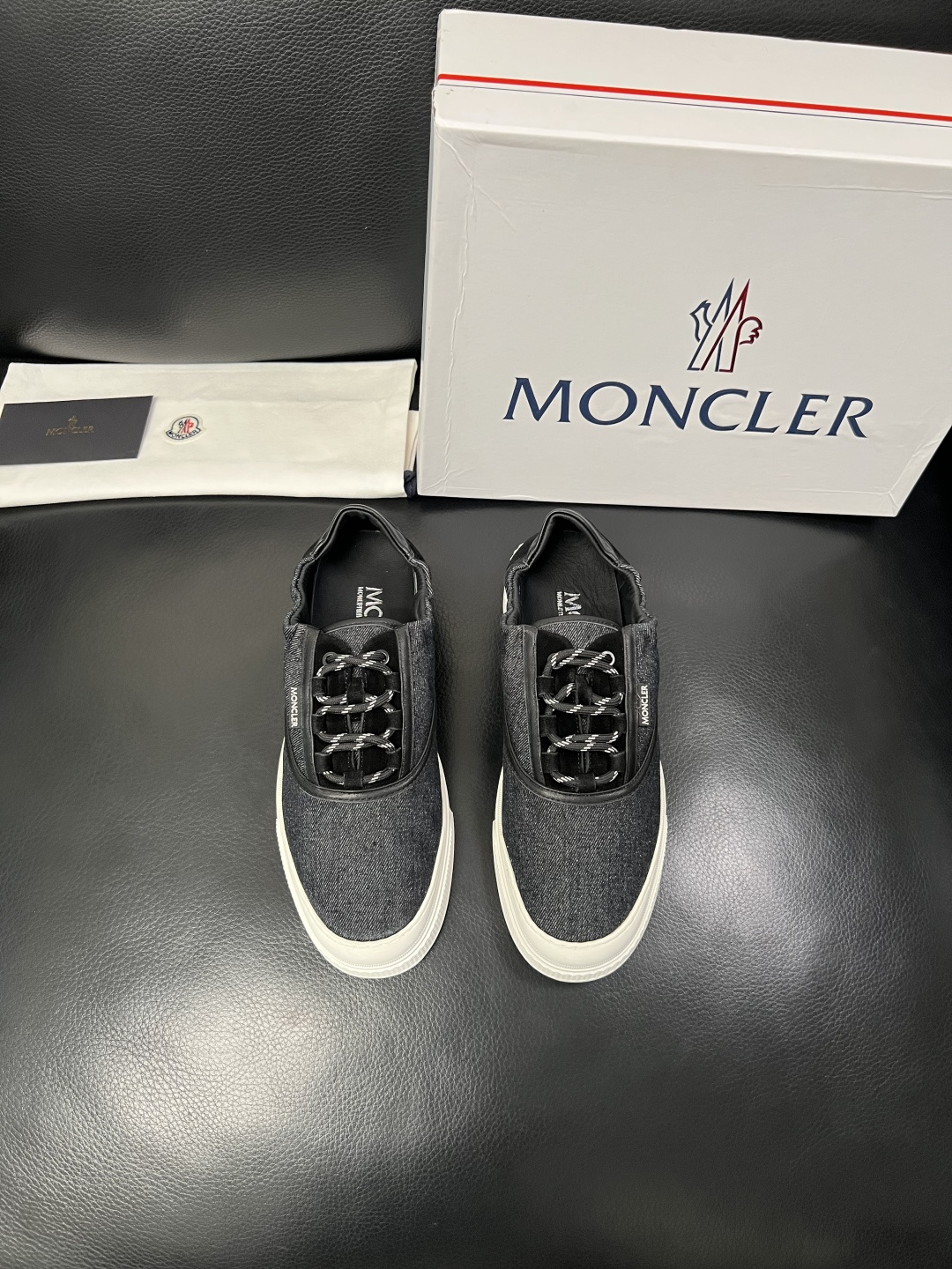 MONCLER  高品质  顶级工艺品   蒙口 新品专柜新款，原厂配置意大利进口牛皮搭配面料，高品质复