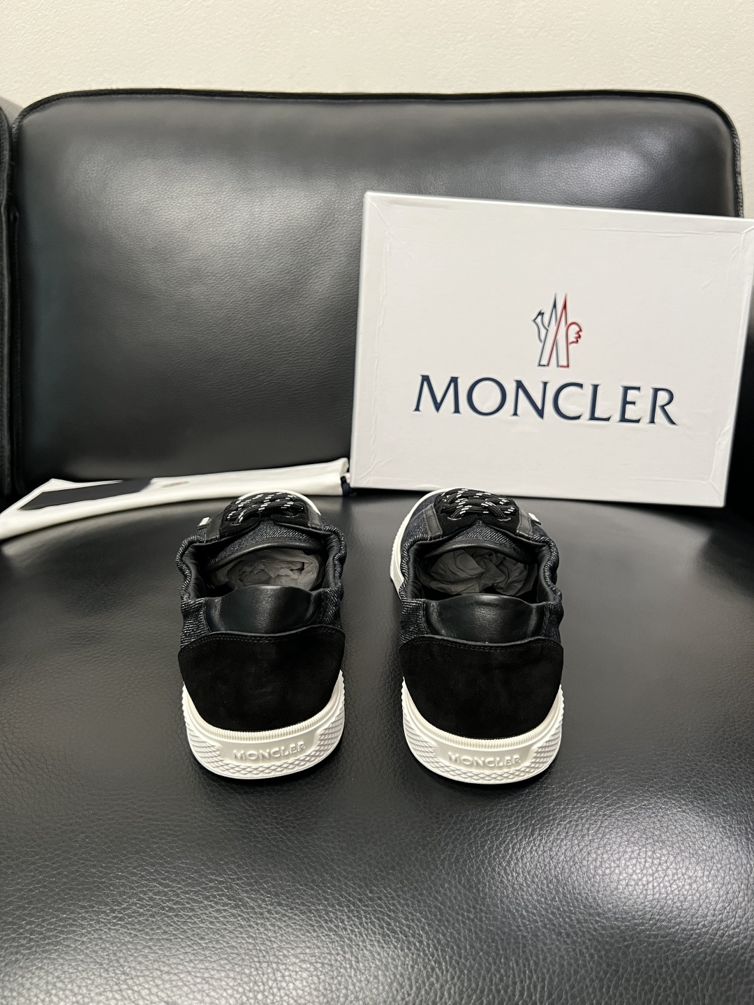 MONCLER  高品质  顶级工艺品   蒙口 新品专柜新款，原厂配置意大利进口牛皮搭配面料，高品质复