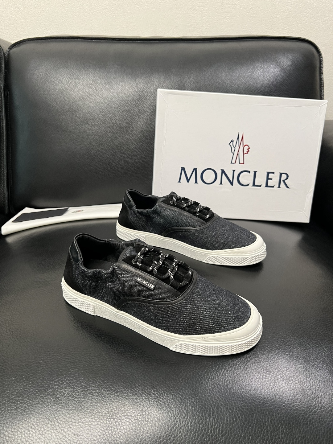 MONCLER  高品质  顶级工艺品   蒙口 新品专柜新款，原厂配置意大利进口牛皮搭配面料，高品质复