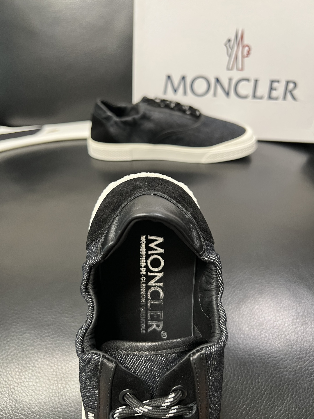 MONCLER  高品质  顶级工艺品   蒙口 新品专柜新款，原厂配置意大利进口牛皮搭配面料，高品质复