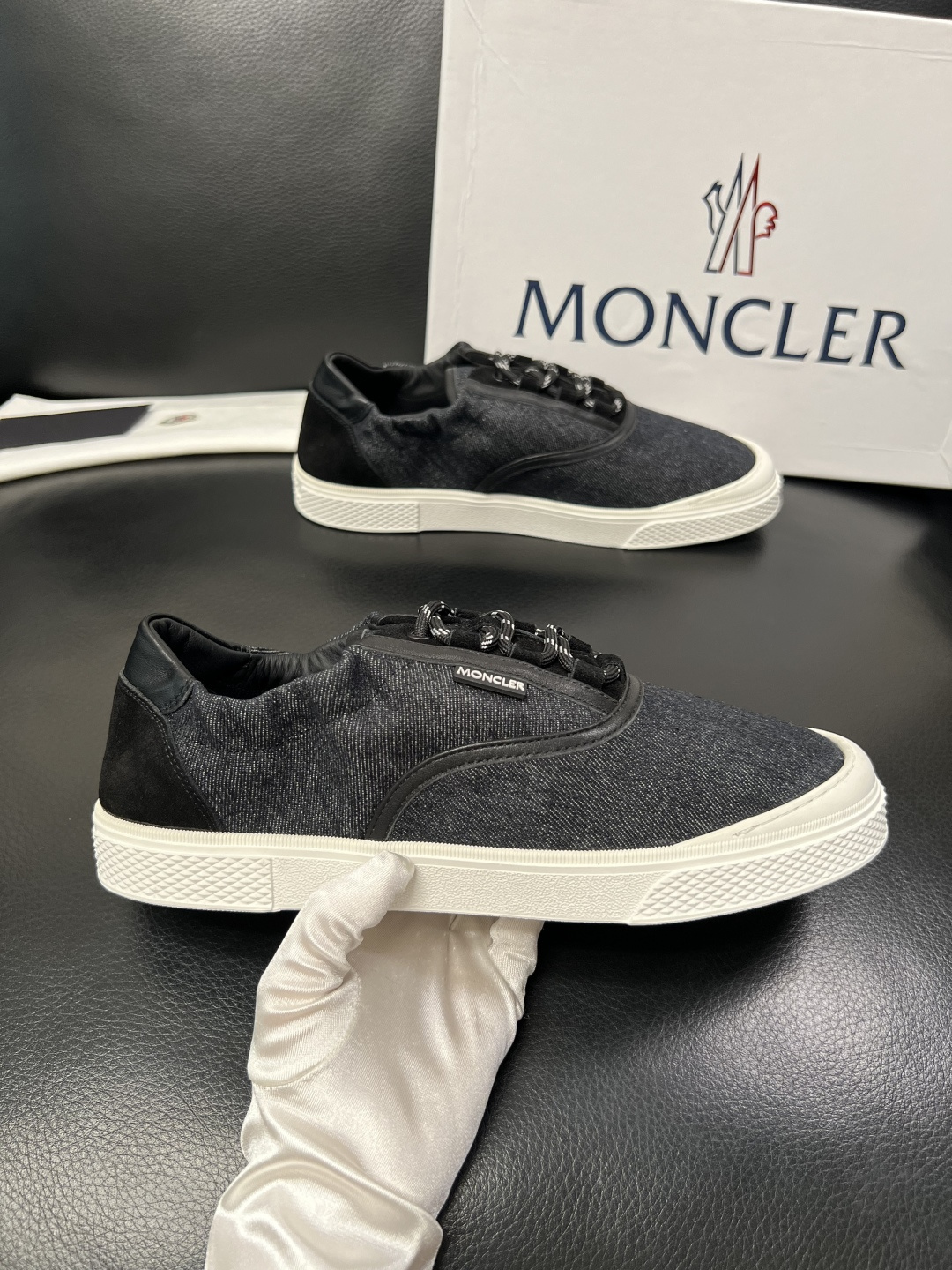 MONCLER  高品质  顶级工艺品   蒙口 新品专柜新款，原厂配置意大利进口牛皮搭配面料，高品质复
